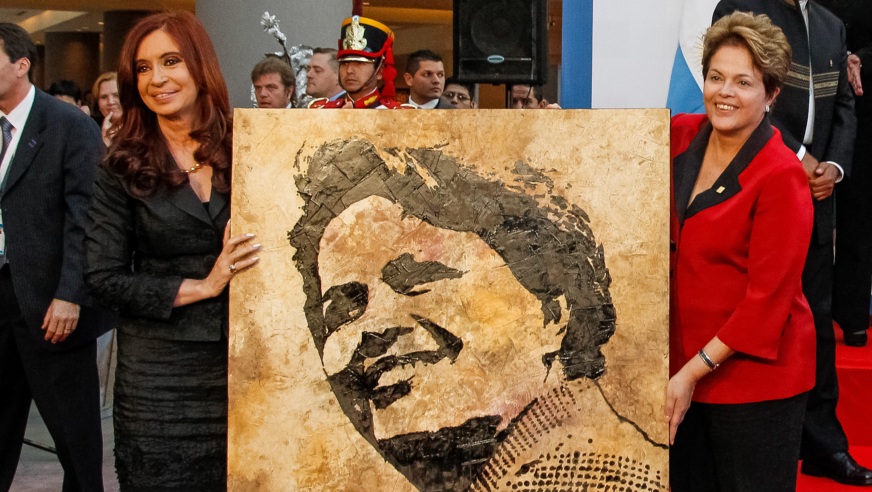 Presidenta Dilma Rousseff é presenteada com quadro pela presidenta Cristina Kirchner durante reunião da cúpula extraordinária de Chefes de Estado da UNASUL. Mendoza-ARG, 29/06/2012