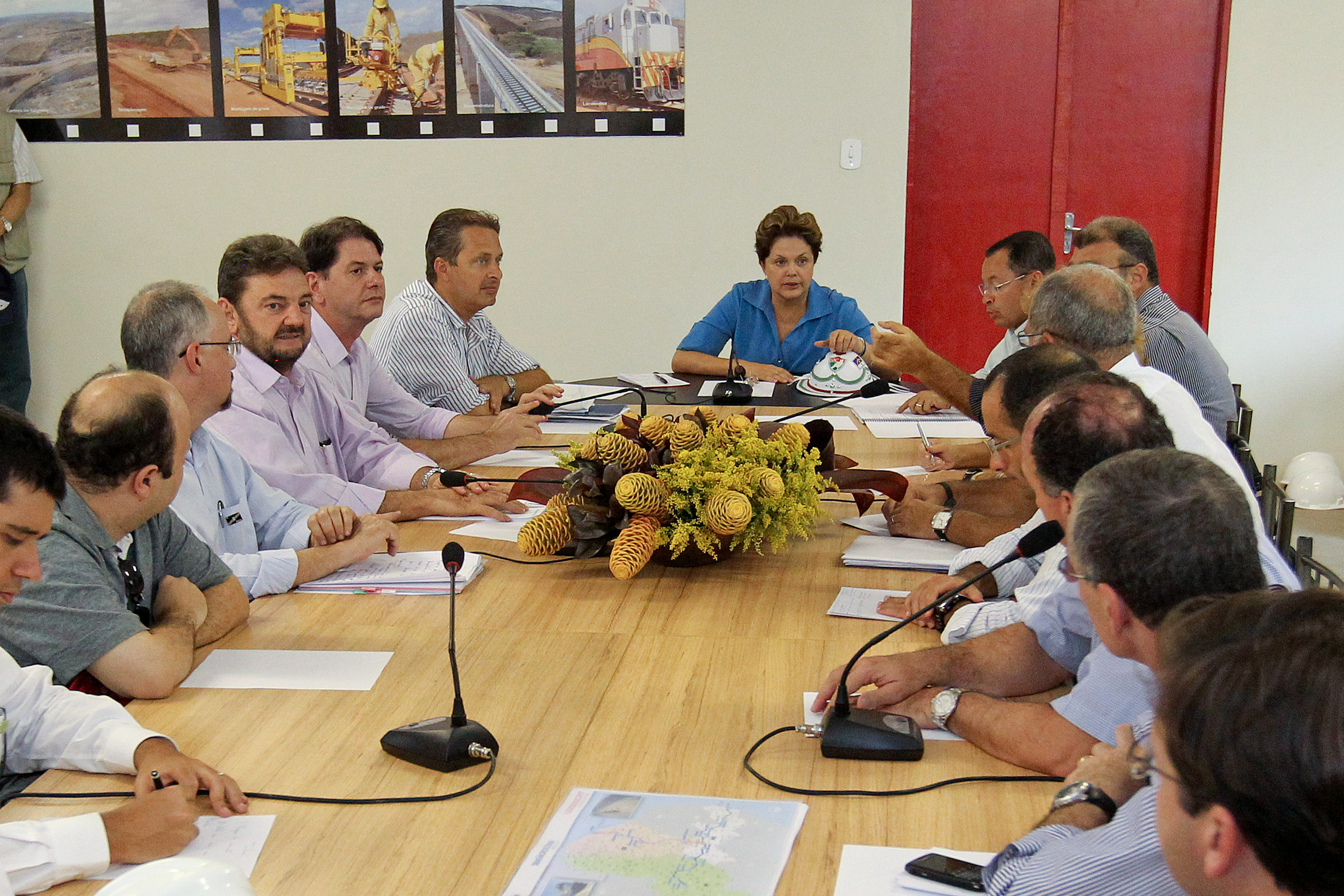 Presidenta Dilma Rousseff durante reunião de trabalho no canteiro industrial da Ferrovia Transnordestina. Salgueiro - PE, 09/02/2012