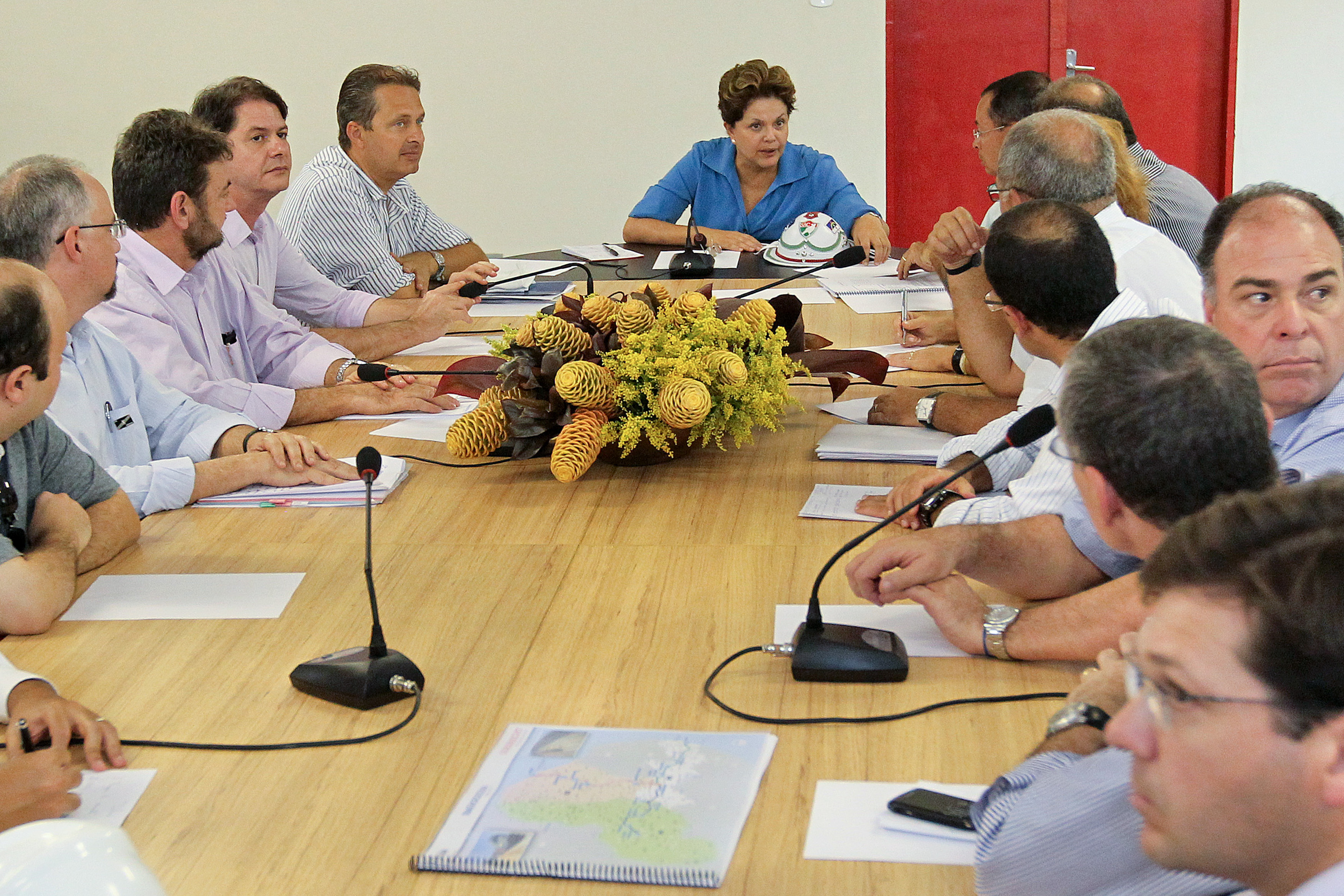 Presidenta Dilma Rousseff durante reunião de trabalho no canteiro industrial da Ferrovia Transnordestina. Salgueiro - PE, 09/02/2012