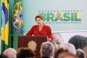 Presidenta Dilma Rousseff cumprimenta e posa para foto com os médicos após sanção da lei que institui o Programa Mais Médicos. Brasília - DF, 22/10/2013