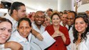 Presidenta Dilma Rousseff cumprimenta e posa para foto com os médicos após sanção da lei que institui o Programa Mais Médicos. Brasília - DF, 22/10/2013