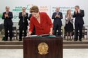 Presidenta Dilma Rousseff cumprimenta e posa para foto com os médicos após sanção da lei que institui o Programa Mais Médicos. Brasília - DF, 22/10/2013