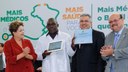 Presidenta Dilma Rousseff cumprimenta e posa para foto com os médicos após sanção da lei que institui o Programa Mais Médicos. Brasília - DF, 22/10/2013