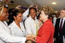Presidenta Dilma Rousseff cumprimenta e posa para foto com os médicos após sanção da lei que institui o Programa Mais Médicos. Brasília - DF, 22/10/2013