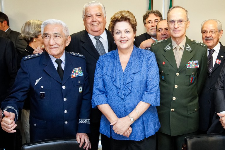 Presidenta Dilma Rousseff posa para foto após sanção das leis que criam as Universidades Federais do sul da Bahia (UFESBA), do oeste da Bahia (UFOB), do sul e sudeste do Pará (UNIFESSPA) e do Cariri/CE (UFCA). Brasília - DF, 05/06/2013