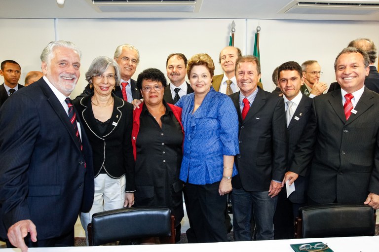 Presidenta Dilma Rousseff posa para foto após sanção das leis que criam as Universidades Federais do sul da Bahia (UFESBA), do oeste da Bahia (UFOB), do sul e sudeste do Pará (UNIFESSPA) e do Cariri/CE (UFCA). Brasília - DF, 05/06/2013