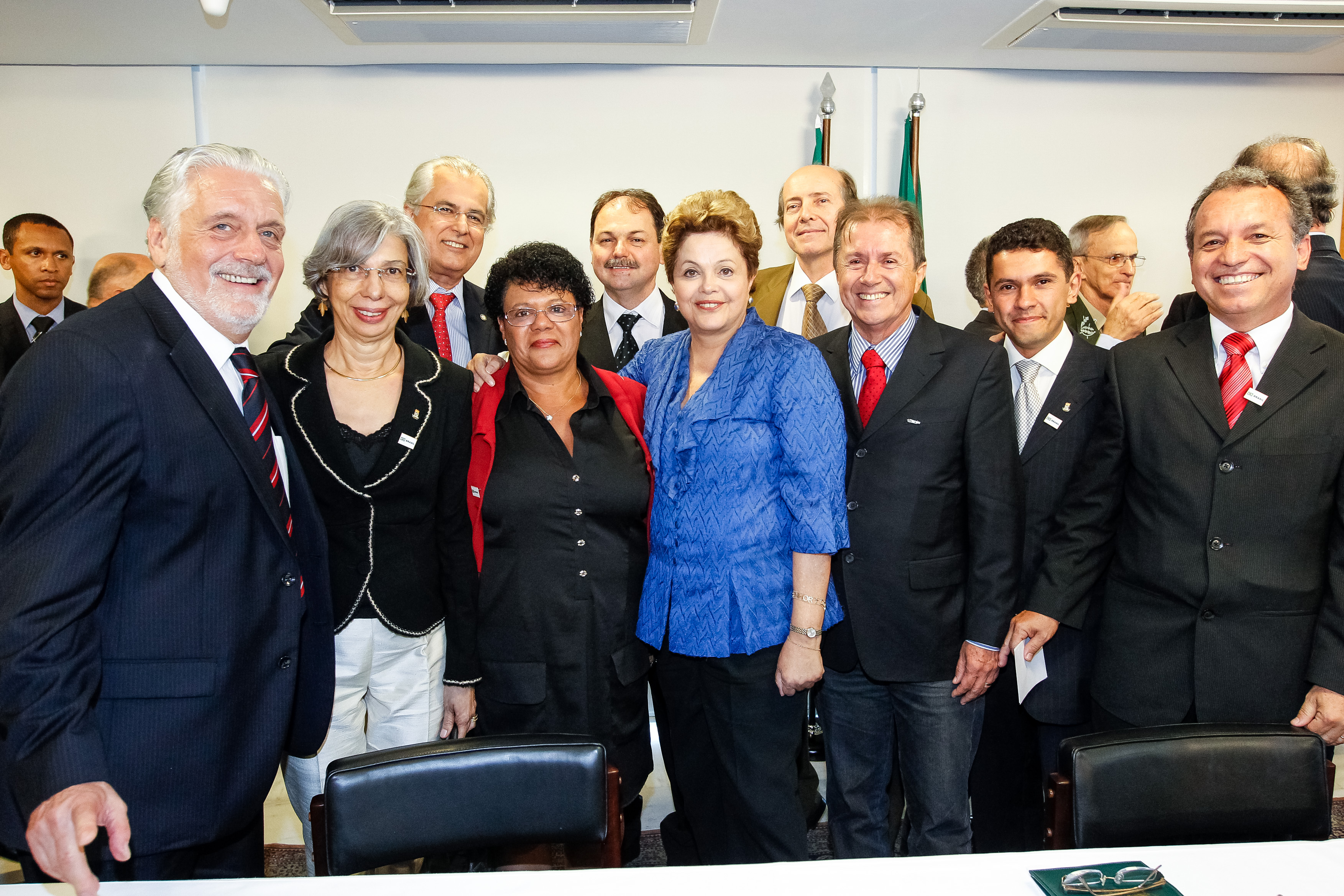 Presidenta Dilma Rousseff posa para foto após sanção das leis que criam as Universidades Federais do sul da Bahia (UFESBA), do oeste da Bahia (UFOB), do sul e sudeste do Pará (UNIFESSPA) e do Cariri/CE (UFCA). Brasília - DF, 05/06/2013