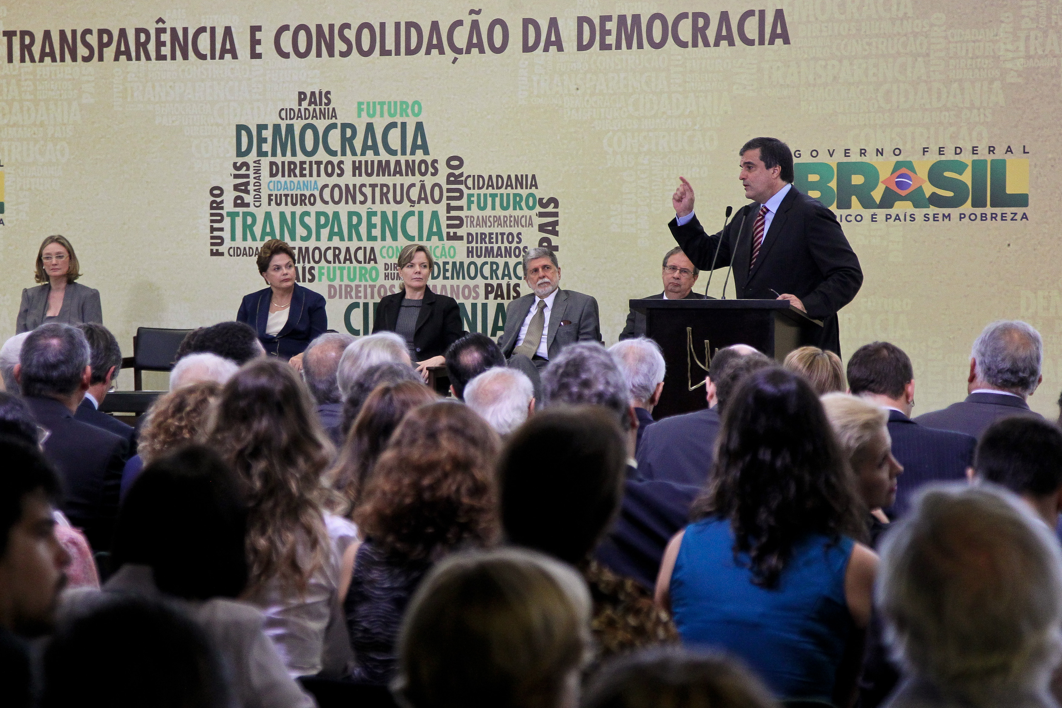 Presidenta Dilma Rousseff e o Ministro da Justiça José Eduardo Cardozo durante cerimônia de sanção do projeto de Lei que garante o acesso a informações públicas e do projeto de Lei que cria a Comissão Nacional da Verdade. Brasília - DF, 18/11/2011