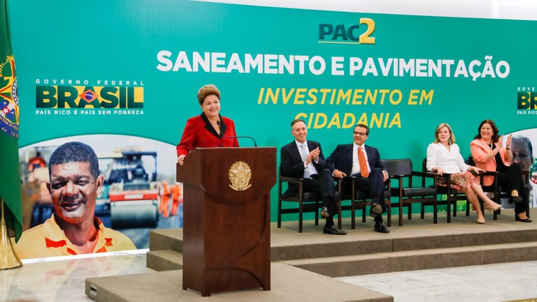 Presidenta Dilma Rousseff durante cerimônia de anúncio do resultado da seleção de saneamento e pavimentação do PAC2. Brasília - DF, 24/10/2013