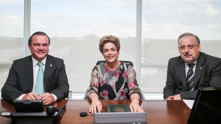  Presidenta Dilma Rousseff durante encontro com o Senador Wellington Fagundes. Brasília-DF, 23/03/2016 