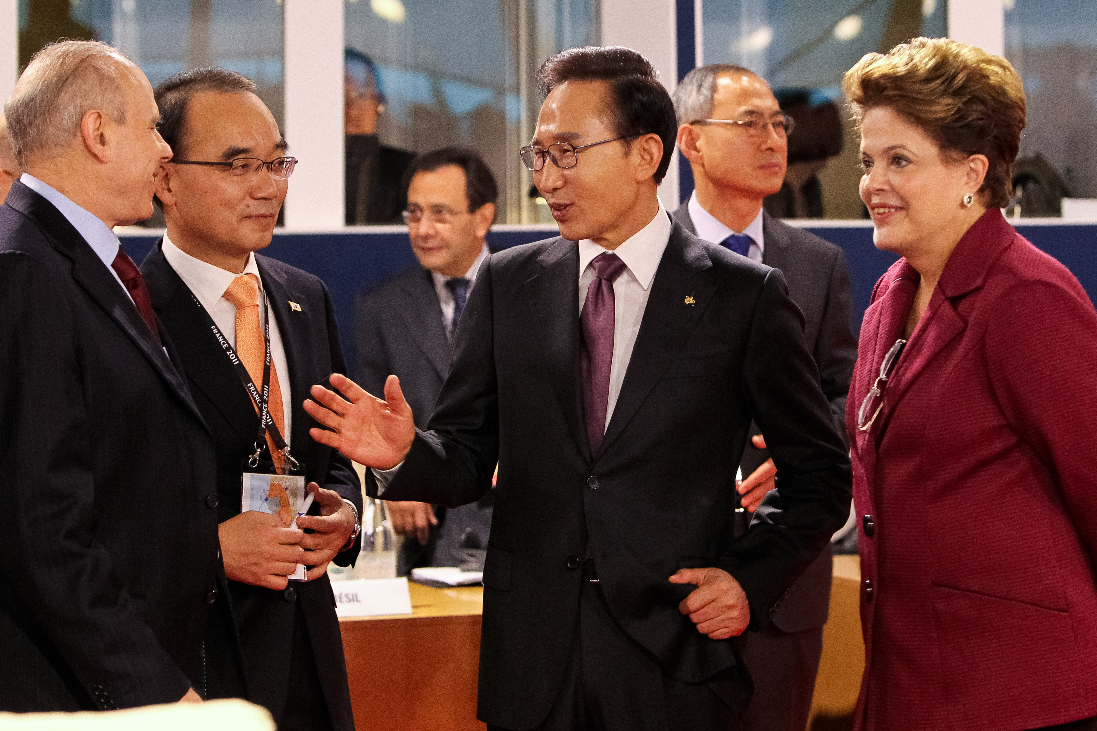   Presidenta Dilma Rousseff conversa com o Presidente da Coréia Lee Myung-bak durante sessão de trabalho na Cúpula de Líderes do G20. Cannes - França, 04/11/2011