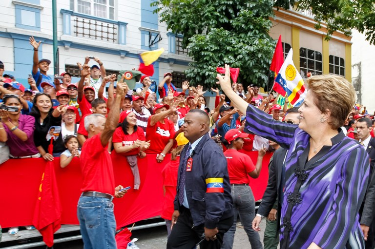 Presidenta Dilma Rousseff acena para populares durante sua chegada à sessão solene de posse do Presidente da Venezuela, Nicolás Maduro. Caracas - Venezuela, 19/04/2013