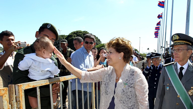 Presidenta Dilma Rousseff cumprimenta populares durante solenidade Cívico-Militar do Dia do Exército e imposição da Comenda da Ordem do Mérito Militar. Brasília-DF, 19/04/2012