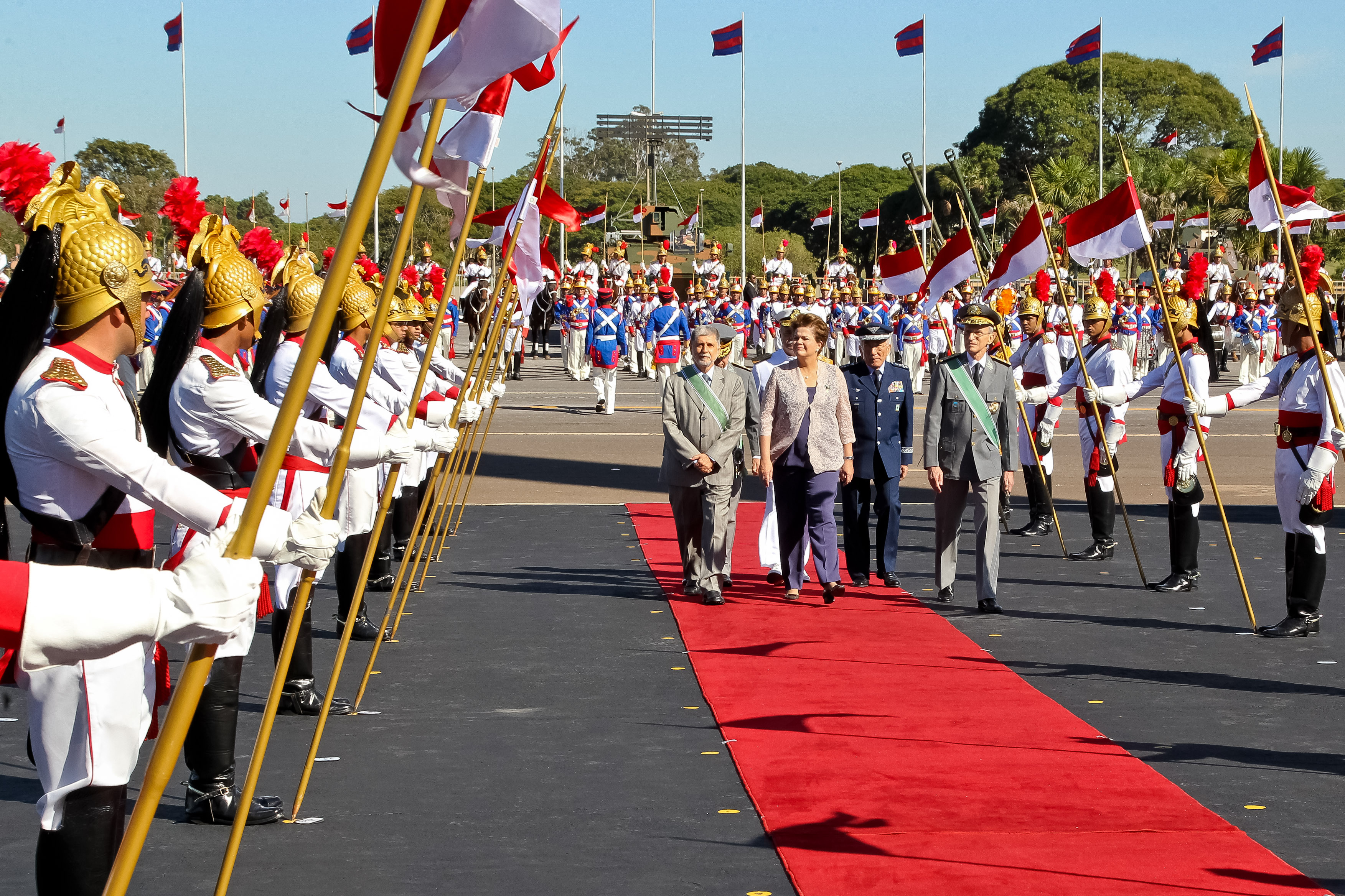 Presidenta Dilma Rousseff durante solenidade Cívico-Militar do Dia do Exército e imposição da Comenda da Ordem do Mérito Militar. Brasília-DF, 19/04/2012