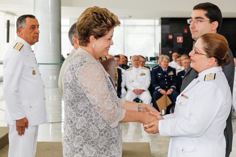 Presidenta Dilma Rousseff cumprimenta a Contra-Almirante Dalva Maria Carvalho Mendes, durante solenidade de apresentação de Oficiais-Generais recém-promovidos. Brasília - DF, 20/12/2012