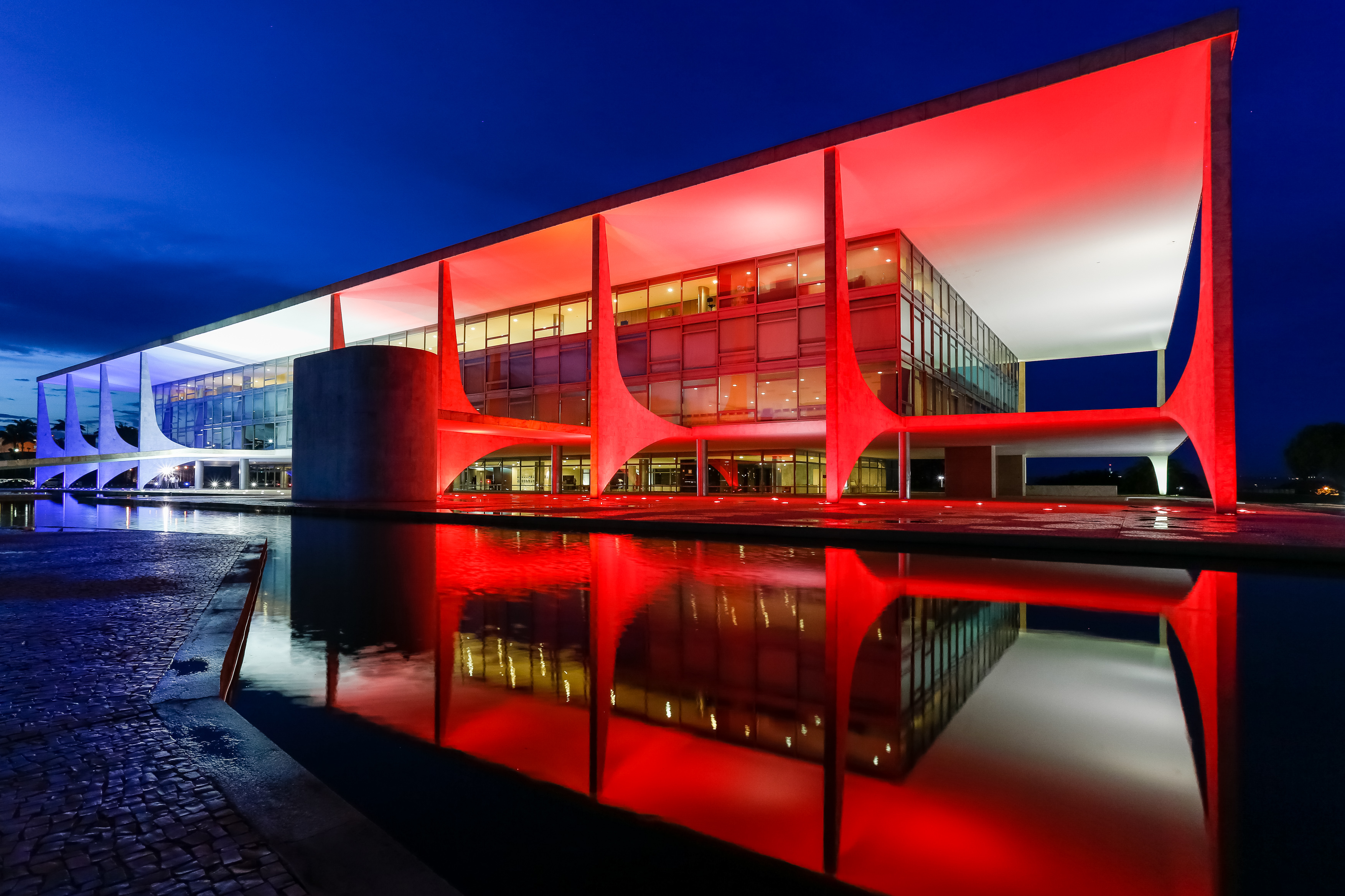  Palácio do Planalto se ilumina com as cores da bandeira francesa em solidariedade às vítimas dos atentados em Paris. Brasília-DF, 16/11/2015   