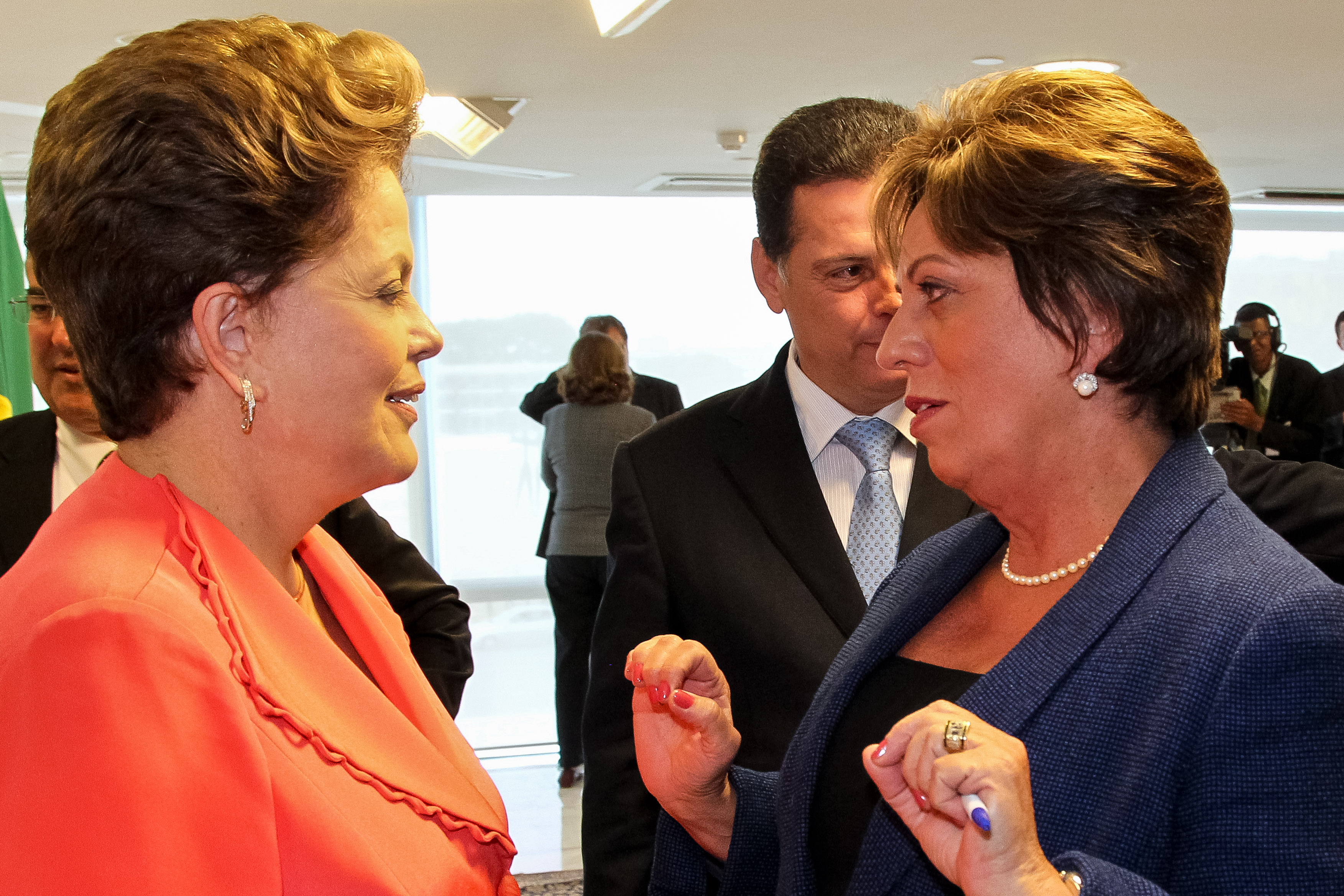 Presidenta Dilma Rousseff cumprimenta a Governadora do Rio Grande do Norte, Rosalba Ciarline durante assinatura do termo de entendimento para ampliação de crédito fiscal dos estados de Goiás, Rio Grande do Norte e Santa Catarina no Palácio do Planalto. Brasília - DF, 16/02/2012