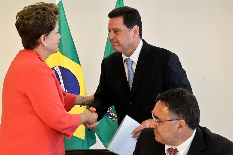 Presidenta Dilma Rousseff cumprimenta o Governador do Estado de Goiás, Marconi Perillo durante assinatura do termo de entendimento para ampliação de crédito fiscal dos estados de Goiás, Rio Grande do Norte e Santa Catarina no Palácio do Planalto. Brasília - DF, 16/02/2012