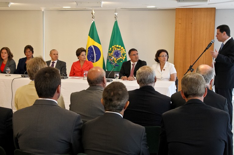 Presidenta Dilma Rousseff durante o discurso do Governador do Estado de Goiás, Marconi Perillo na cerimônia de assinatura do termo de entendimento para ampliação de crédito fiscal dos estados de Goiás, Rio Grande do Norte e Santa Catarina no Palácio do Planalto. Brasília - DF, 16/02/2012