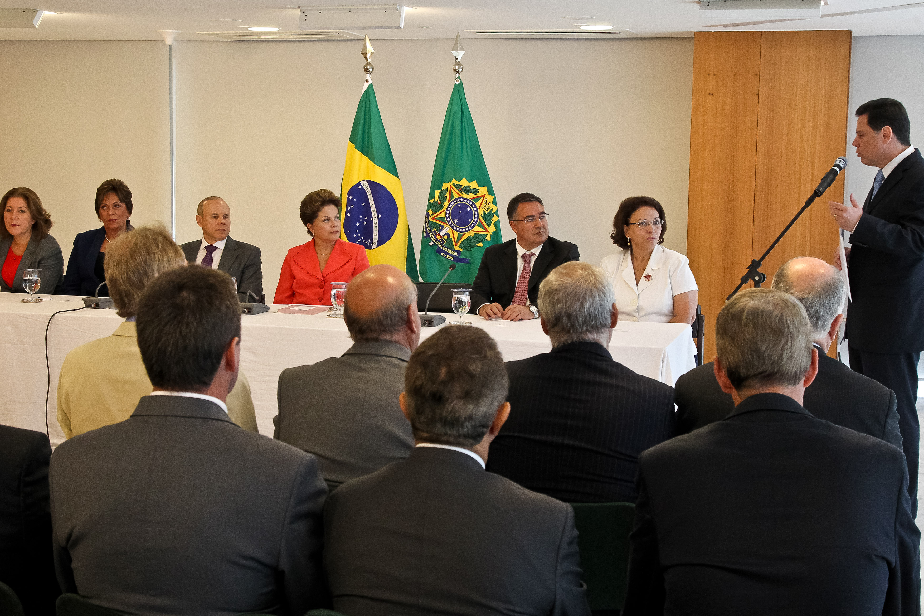 Presidenta Dilma Rousseff durante o discurso do Governador do Estado de Goiás, Marconi Perillo na cerimônia de assinatura do termo de entendimento para ampliação de crédito fiscal dos estados de Goiás, Rio Grande do Norte e Santa Catarina no Palácio do Planalto. Brasília - DF, 16/02/2012