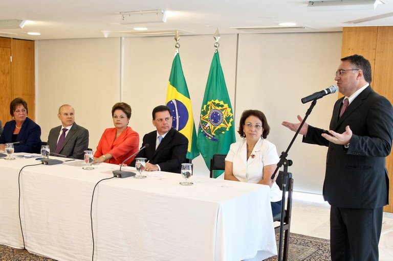 Presidenta Dilma Rousseff durante o discurso do Governador de Santa Catarina, Raimundo Colombo na cerimônia de assinatura do termo de entendimento para ampliação de crédito fiscal dos estados de Goiás, Rio Grande do Norte e Santa Catarina no Palácio do Planalto. Brasília - DF, 16/02/2012