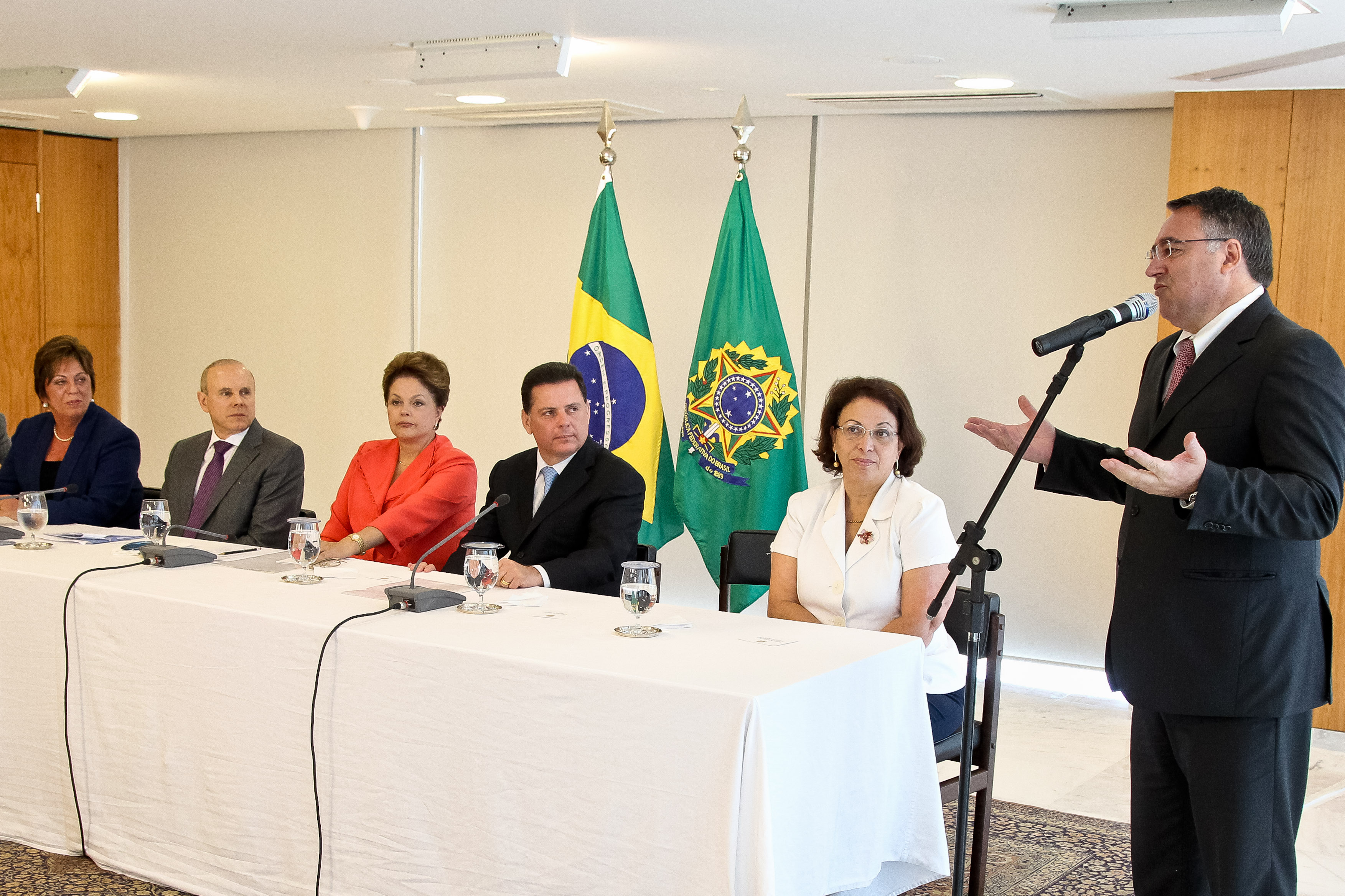 Presidenta Dilma Rousseff durante o discurso do Governador de Santa Catarina, Raimundo Colombo na cerimônia de assinatura do termo de entendimento para ampliação de crédito fiscal dos estados de Goiás, Rio Grande do Norte e Santa Catarina no Palácio do Planalto. Brasília - DF, 16/02/2012
