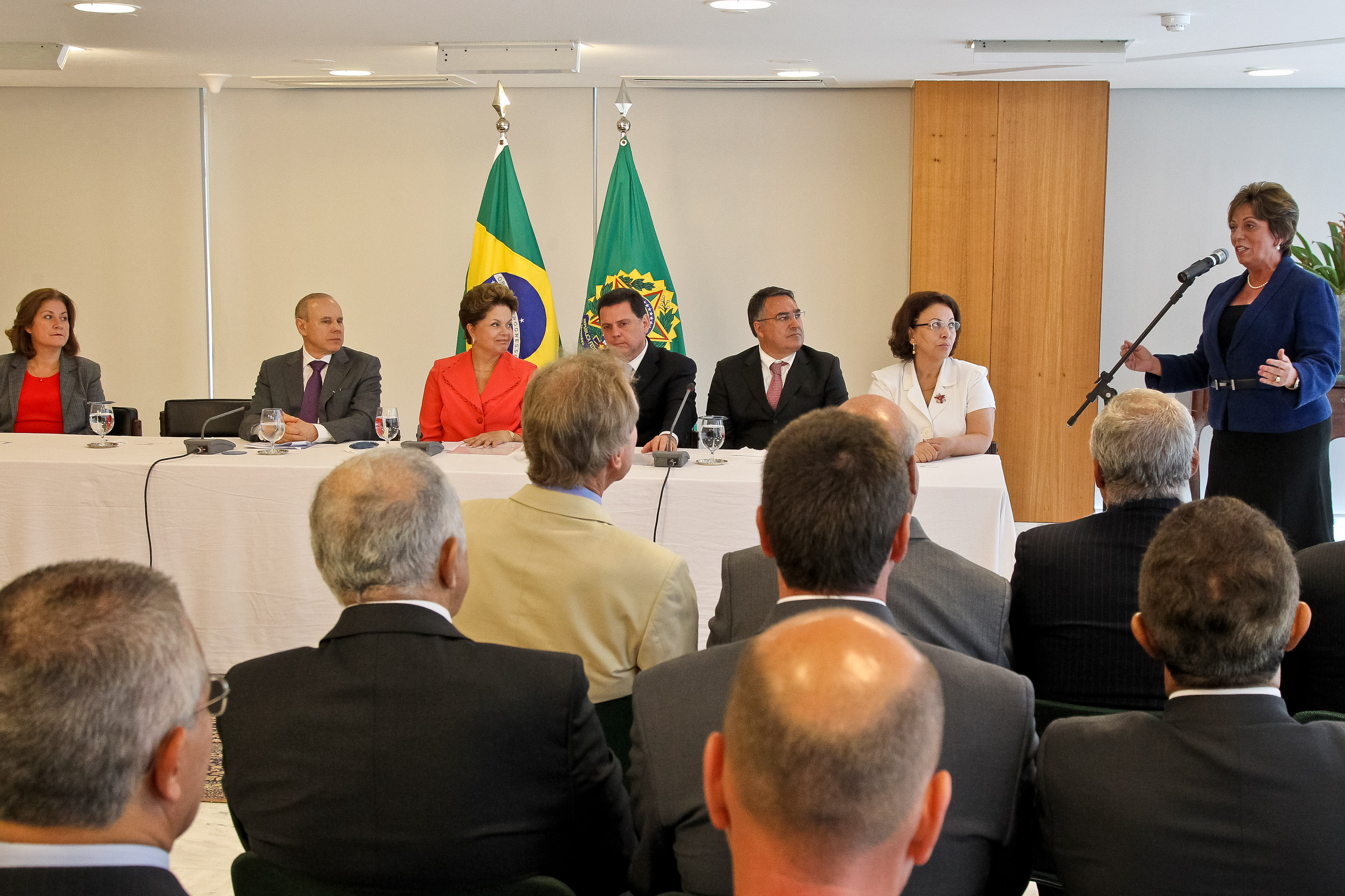 Presidenta Dilma Rousseff durante o discurso da Governadora do Rio Grande do Norte, Rosalba Ciarline na cerimônia de assinatura do termo de entendimento para ampliação de crédito fiscal dos estados de Goiás, Rio Grande do Norte e Santa Catarina no Palácio do Planalto. Brasília - DF, 16/02/2012