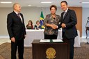 Presidenta Dilma Rousseff durante assinatura de termo de entendimento para ampliação de crédito fiscal dos estados do Acre, Amazonas, Bahia, Ceará, Mato Grosso, Paraíba, Pernambuco, Piauí, Rondônia e Sergipe. Brasília - DF, 27/10/2011