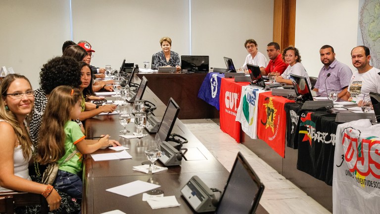 Presidenta Dilma Rousseff durante reunião com Daniel Iliescu, presidente da UNE, e Entidades Representantes da 1ª Jornada de Lutas da Juventude Brasileira. Brasília - DF,  04/04/2013 