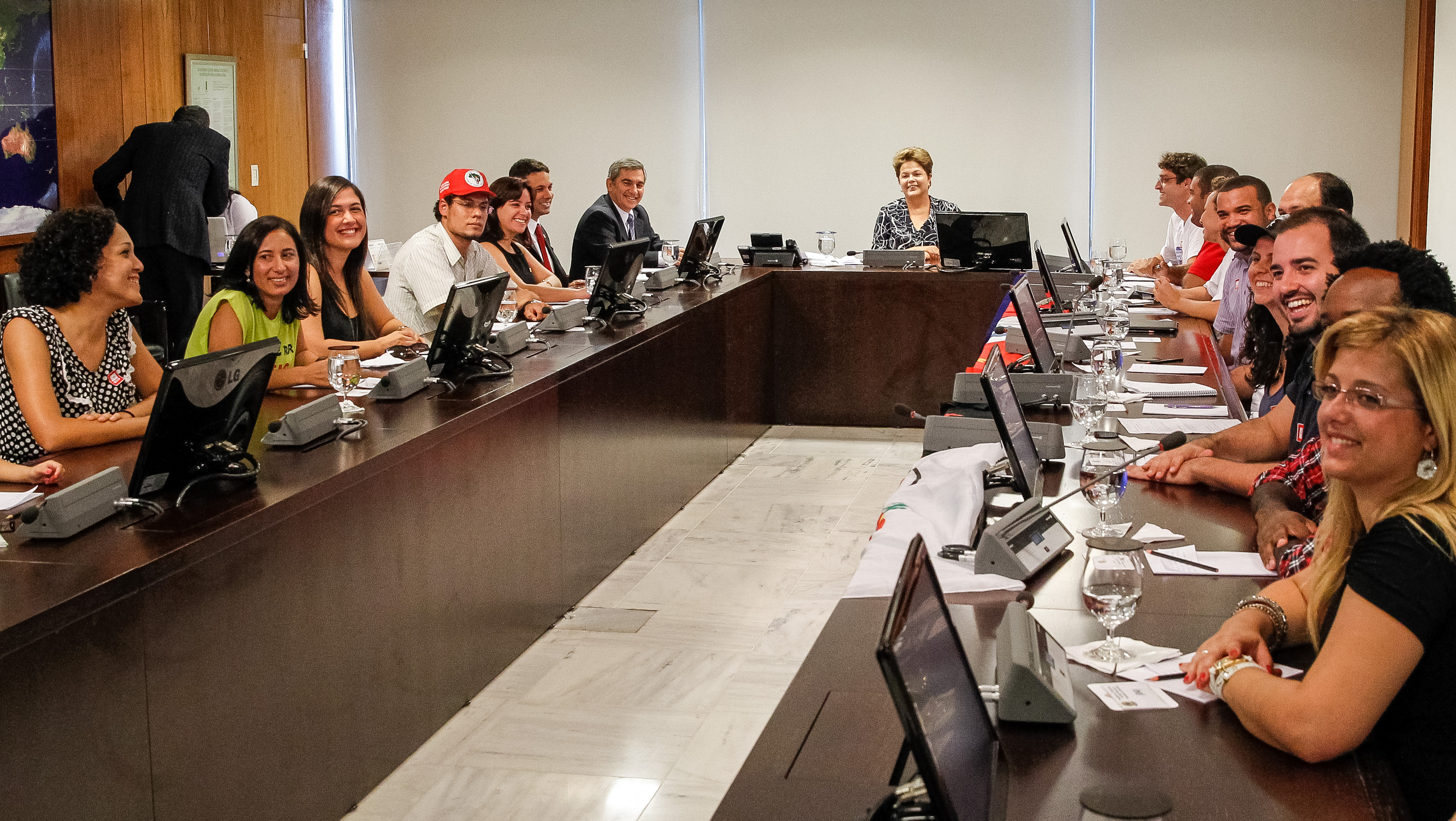 Presidenta Dilma Rousseff durante reunião com Daniel Iliescu, presidente da UNE, e Entidades Representantes da 1ª Jornada de Lutas da Juventude Brasileira. Brasília - DF,  04/04/2013