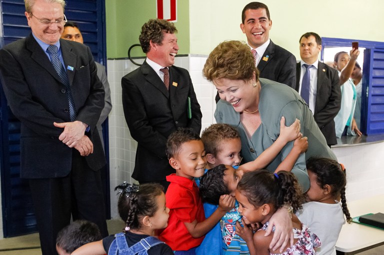 Presidenta Dilma Rousseff durante cerimônia de inauguração e contratação de unidades municipais de educação infantil - UMEI. Belo Horizonte - MG, 23/10/2013
