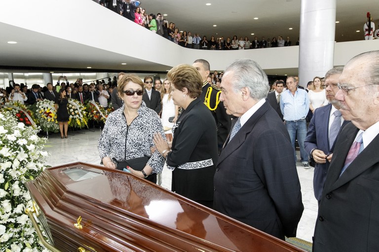 Presidenta Dilma Rousseff ao lado da Srª Vera Lúcia Niemeyer Vice-Presidente Michel Temer Senador José Sarney prestam homenagens durante velório do arquiteto Oscar Niemeyer no Palácio do Planalto. Brasília - DF, 06/12/2012