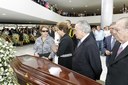 Presidenta Dilma Rousseff ao lado da Srª Vera Lúcia Niemeyer Vice-Presidente Michel Temer Senador José Sarney prestam homenagens durante velório do arquiteto Oscar Niemeyer no Palácio do Planalto. Brasília - DF, 06/12/2012