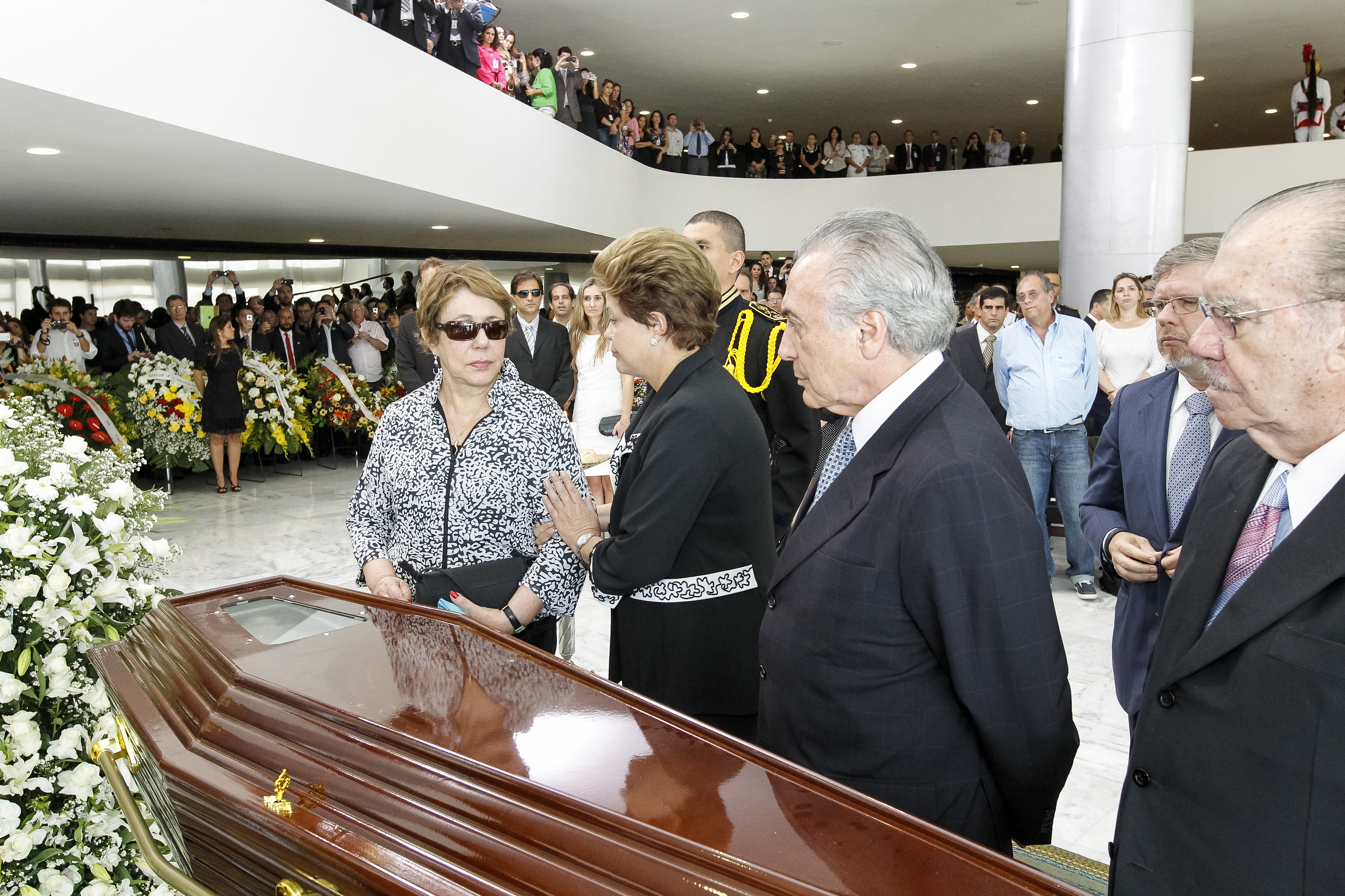 Presidenta Dilma Rousseff ao lado da Srª Vera Lúcia Niemeyer Vice-Presidente Michel Temer Senador José Sarney prestam homenagens durante velório do arquiteto Oscar Niemeyer no Palácio do Planalto. Brasília - DF, 06/12/2012