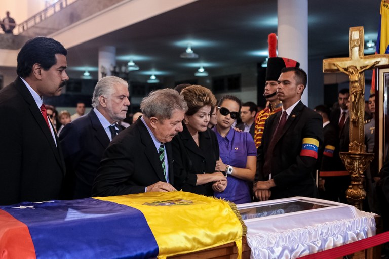 Presidenta Dilma Rousseff acompanhada pelo ex-presidente Lula e por Jaques Wagner, governador da Bahia durante velório do Presidente Hugo Chávez na academia militar. Caracas - Venezuela, 07/03/2013