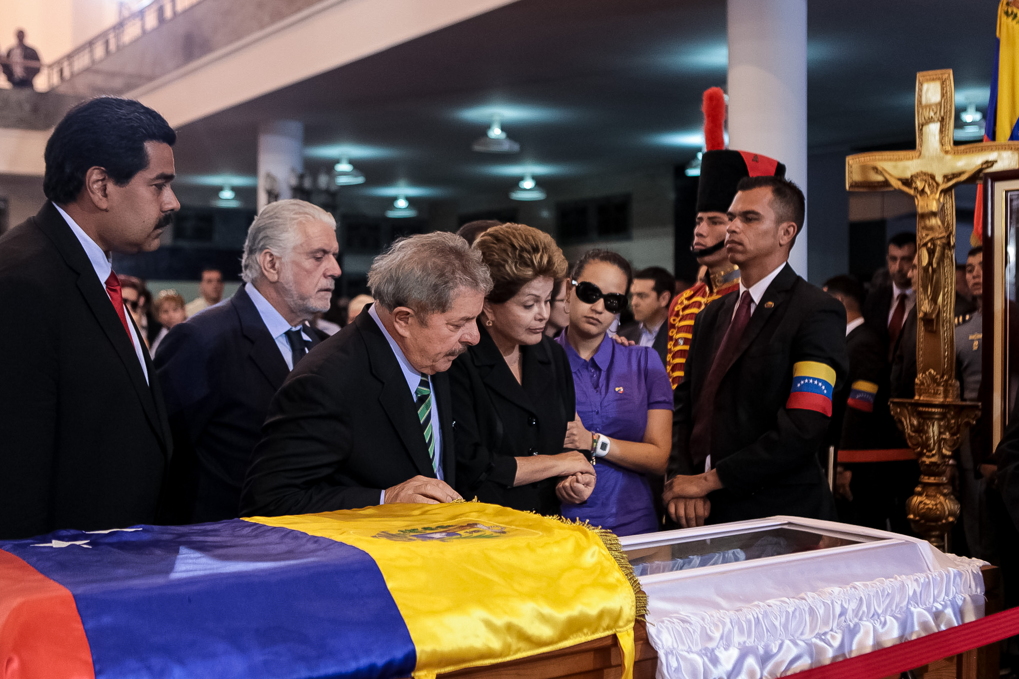 Presidenta Dilma Rousseff acompanhada pelo ex-presidente Lula e por Jaques Wagner, governador da Bahia durante velório do Presidente Hugo Chávez na academia militar. Caracas - Venezuela, 07/03/2013