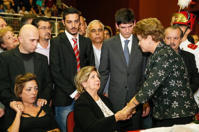 Presidenta Dilma Rousseff presta condolências à senhora Ivete Appel da Silveira, durante velório do Senador Luiz Henrique da Silveira. Joinville-SC, 11/05/2015