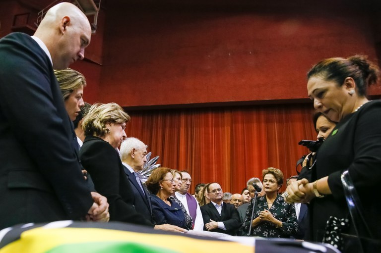  Presidenta Dilma Rousseff presta condolências à senhora Ivete Appel da Silveira, durante velório do Senador Luiz Henrique da Silveira. Joinville-SC, 11/05/2015  