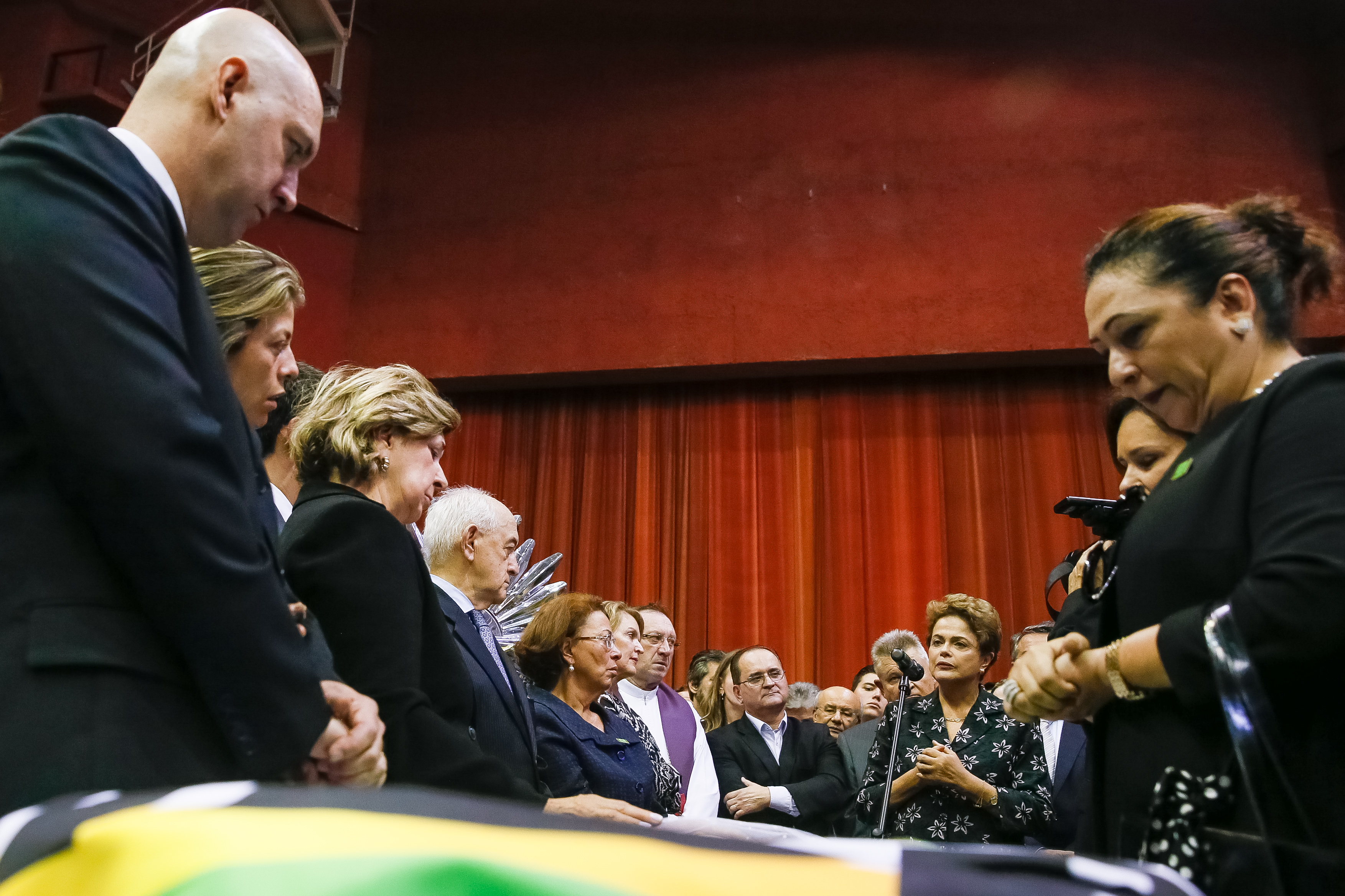  Presidenta Dilma Rousseff presta condolências à senhora Ivete Appel da Silveira, durante velório do Senador Luiz Henrique da Silveira. Joinville-SC, 11/05/2015  