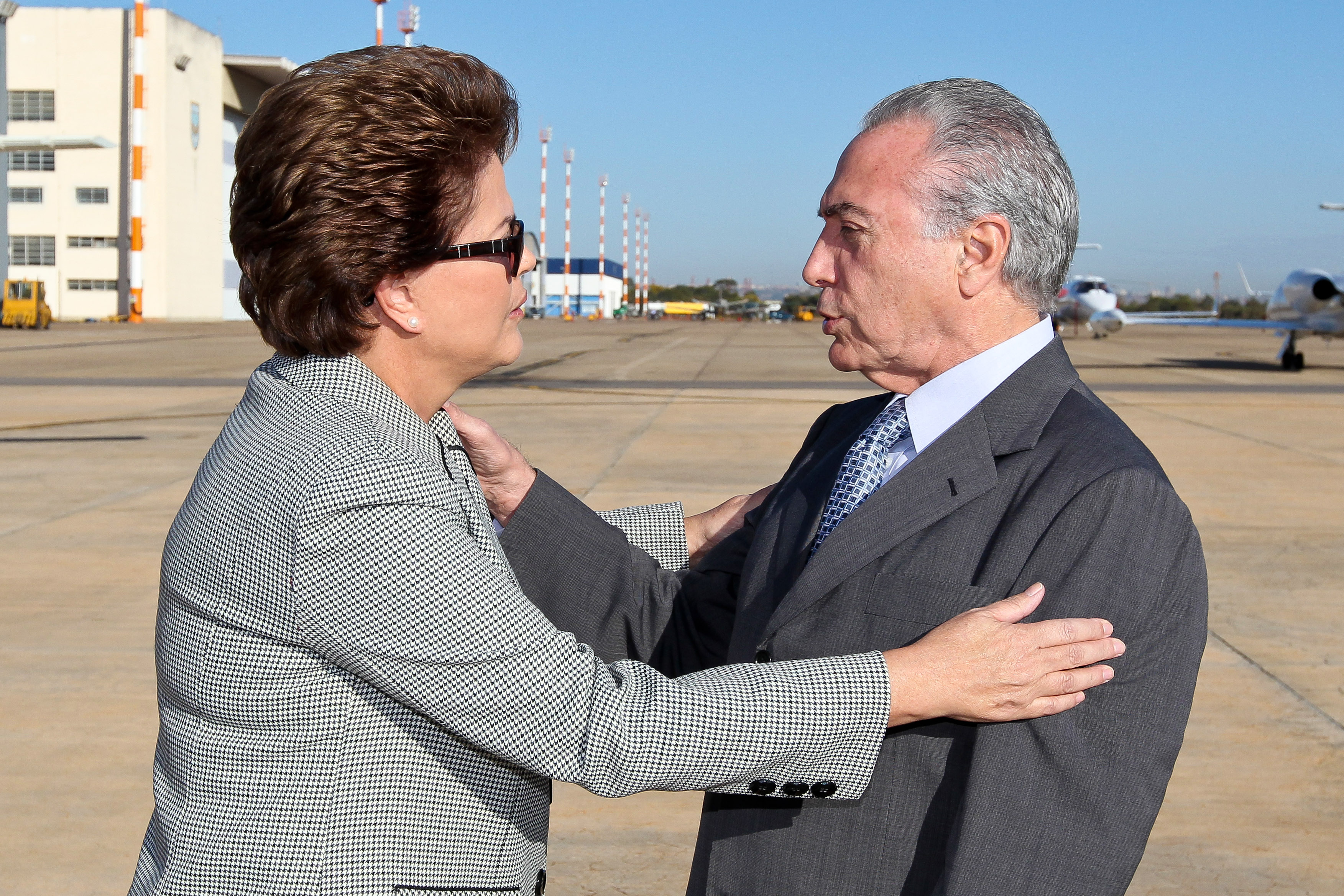 Presidenta Dilma Rousseff despede-se do vice-presidente Michel Temer antes de embarcar para Montevidéu. Brasília-DF, 30/05/2011