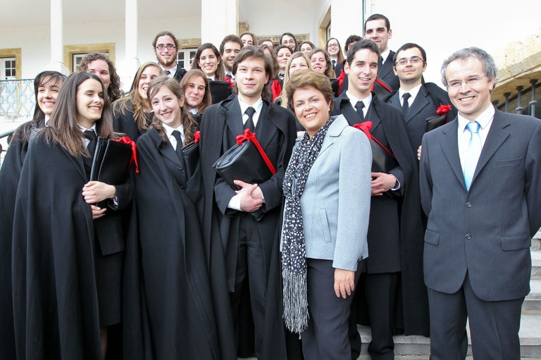 Presidenta Dilma Rousseff posa para foto com alunos durante visita à Universidade de Coimbra. Coimbra-Portugal, 29/03/2011