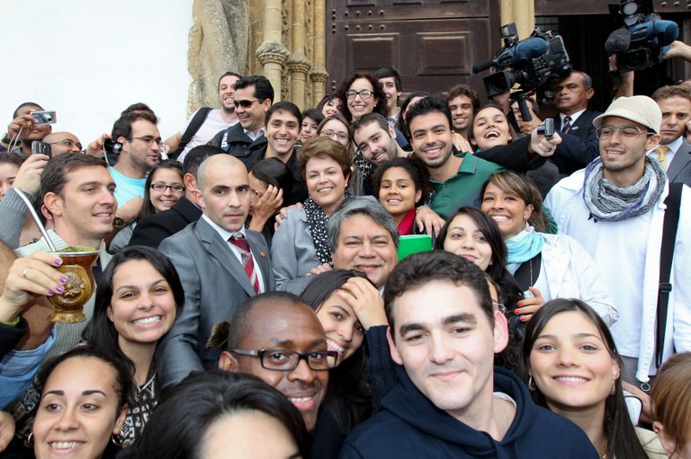Presidenta Dilma Rousseff posa para foto com populares durante visita à Universidade de Coimbra, em Portugal. Coimbra-Portugal, 29/03/2011
