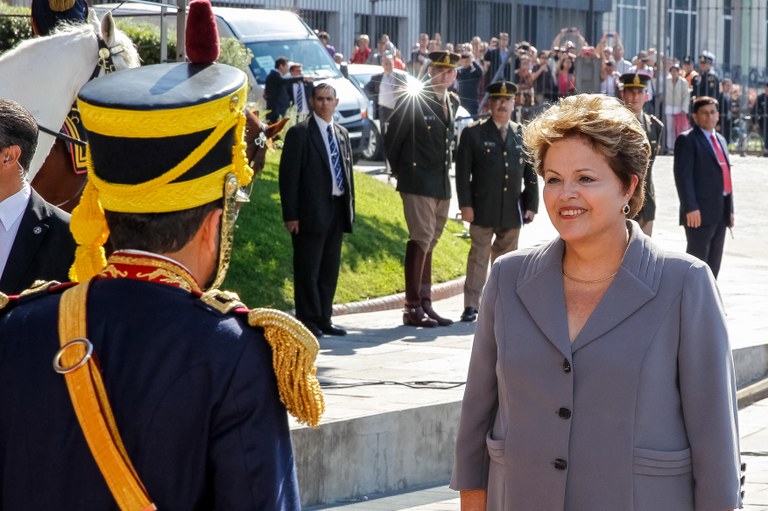  Presidenta Dilma Roussef passa em revista à guarda de honra durante chegada na Casa Rosada para visita oficial à República da Argentina. Buenos Aires - Argentina,  25/04/2013