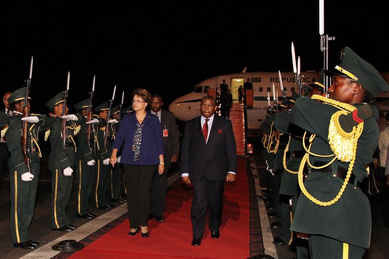 Presidenta Dilma Rousseff, durante desembarque em Luanda para visita Oficial. Luanda-Angola,19/10/2011