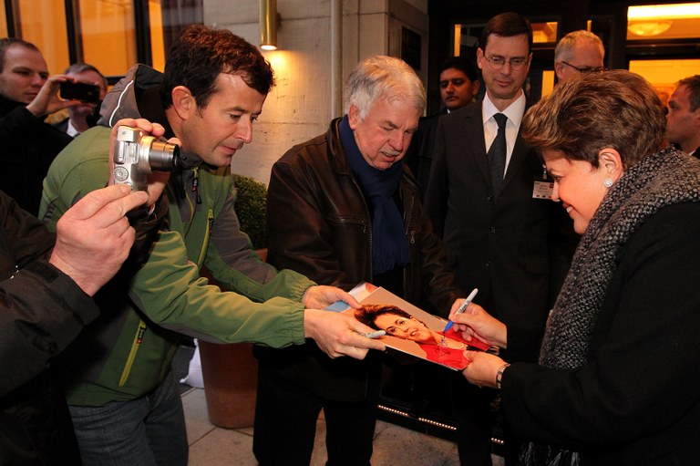 Presidenta Dilma Rousseff cumprimenta populares durante saída do hotel Luisenhof. Hannover-Alemanha, 05/03/2012