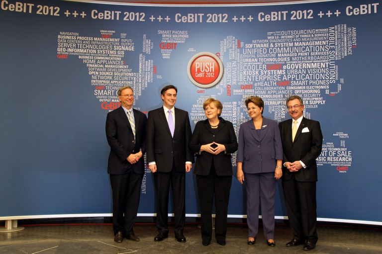 Presidenta Dilma Rousseff e a Sra. Angela Merkel, Chanceler Federal da Alemanha, posam para foto com os demais palestrantes da cerimônia de abertura da Feira Internacional de Tecnologias da Informação e das Comunicações (CeBIT 2012). Hannover - Alemanha, 05/03/2012