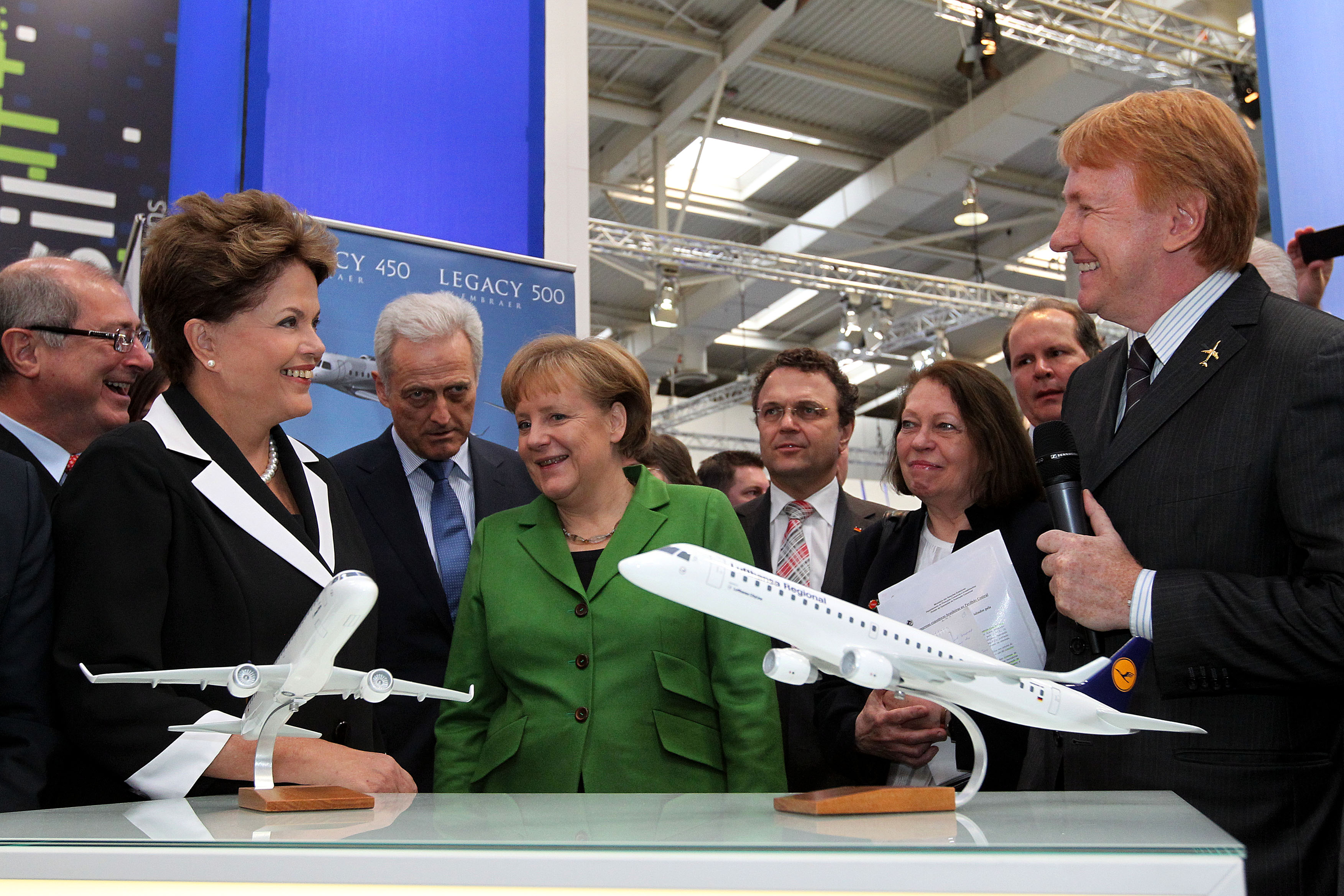 Presidenta Dilma Rousseff e a Sra. Angela Merkel, Chanceler Federal da Alemanha, durante visita ao pavilhão Brasil na  Feira Internacional de Tecnologias da Informação e das Comunicações (CeBIT 2012). Hannover - Alemanha, 06/03/2012