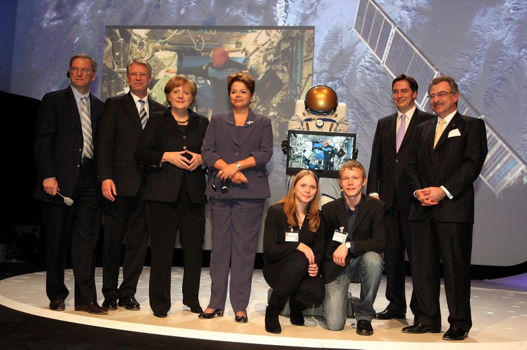 Presidenta Dilma Rousseff e a Sra. Angela Merkel, Chanceler Federal da Alemanha, durante demonstração da tecnologia (link com a Estação Espacial Internacional). Hannover-Alemanha, 05/03/2012