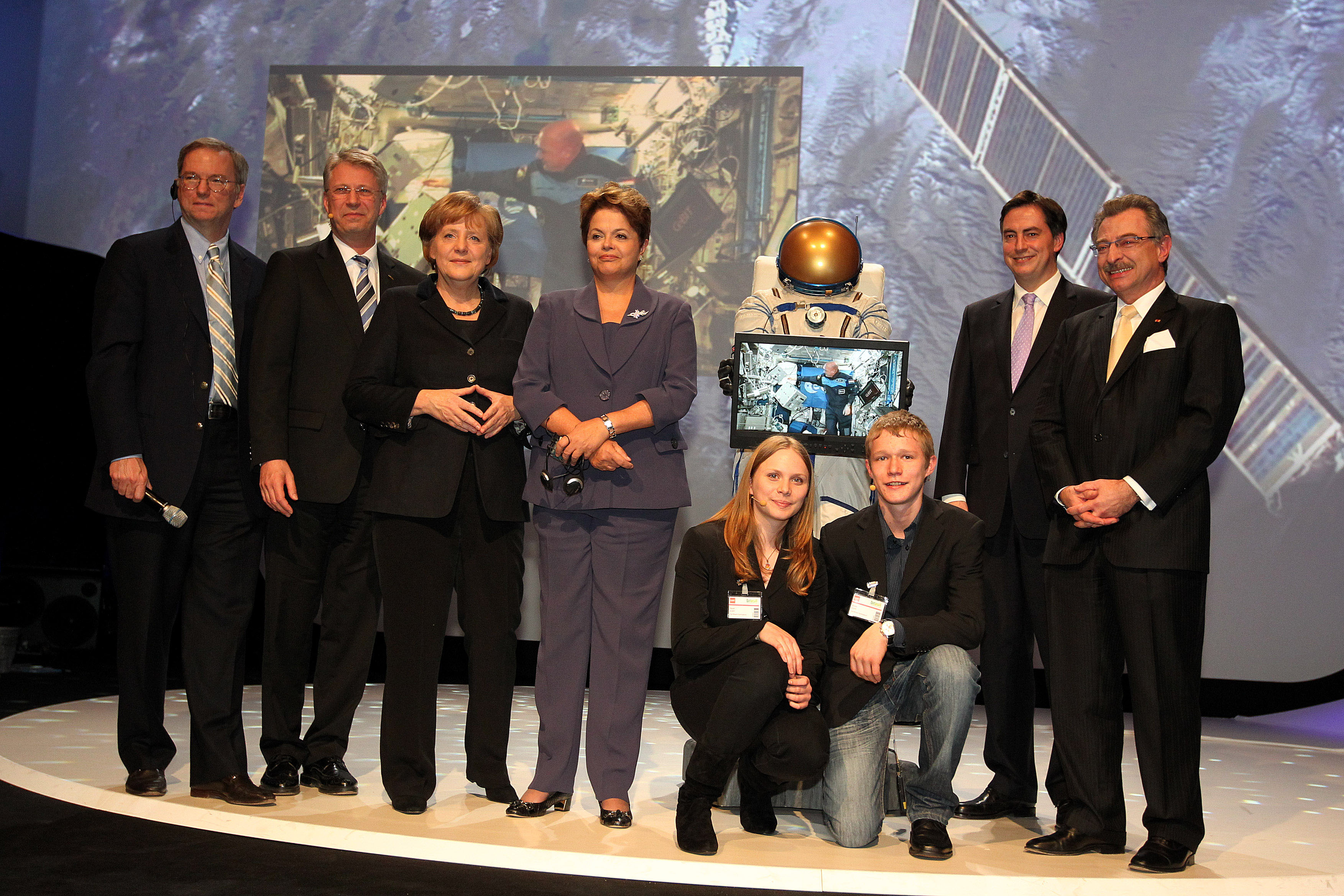 Presidenta Dilma Rousseff e a Sra. Angela Merkel, Chanceler Federal da Alemanha, durante demonstração da tecnologia (link com a Estação Espacial Internacional). Hannover-Alemanha, 05/03/2012