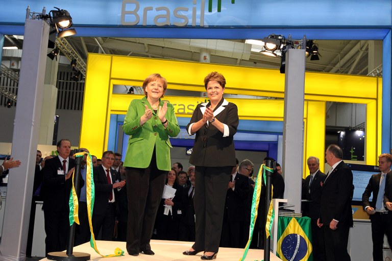 Presidenta Dilma Rousseff e a Sra. Angela Merkel, Chanceler Federal da Alemanha, durante visita ao pavilhão Brasil na  Feira Internacional de Tecnologias da Informação e das Comunicações (CeBIT 2012). Hannover - Alemanha, 06/03/2012
